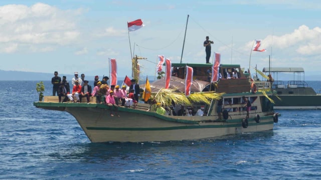 Persiapan jelang pelaksanaan ritual Kololi Kie Mote Ngolo atau mengelilingi gunung/kampung melalui jalur laut. (Foto: Olis/cermat)