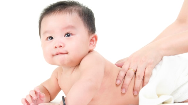Ilustrasi pijat bayi. Foto: Shutterstock