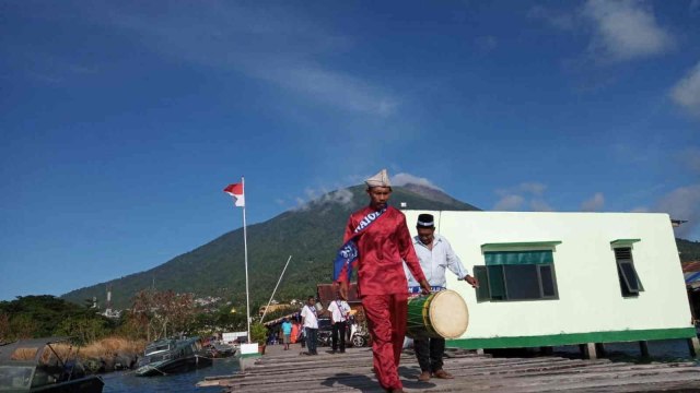 Melihat Proses Ritual Kololi Kie di Ternate | kumparan.com