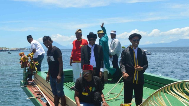 Melihat Proses Ritual Kololi Kie di Ternate | kumparan.com