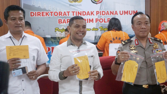 Dirtipidum Mabes Polri, Brigjen Pol Herry Rudolf Nahak (tengah) menunjukkan barang bukti terkait kasus perdagangan orang jaringan Maroko, Suriah, Arab Saudi, dan Turki di Bareskrim Polri, Jakarta, Selasa (9/4). Foto: Fanny Kusumawardhani/kumparan