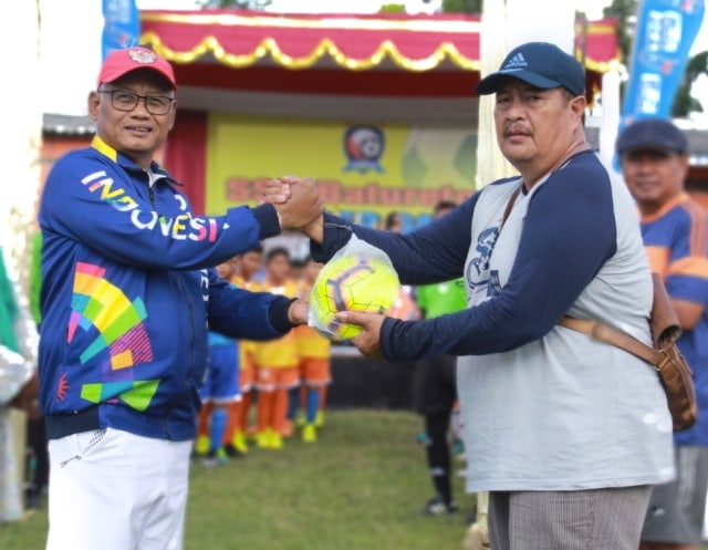 Mbah Bardi (kiri) saat pembukaan turnamen sepakbola ssb baturetno. Foto: cdr