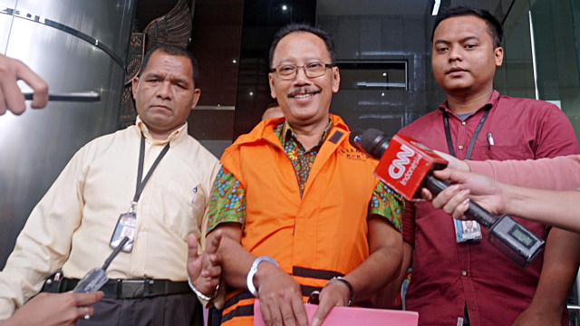 Mantan Sekertaris Daerah Malang, Cipto Wiyono bergegas meninggalkan gedung KPK. Foto: Fanny Kusumawardhani/kumparan