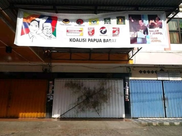 Relawan palang Sekretariat Jokowi-Maruf di Manokwari. (BumiPapua.com/Irsye Simbar) 