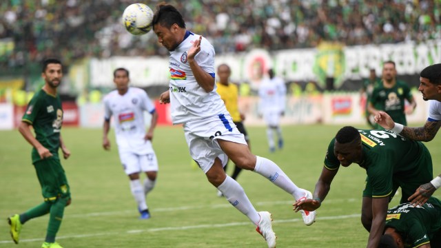 Pesepak bola Arema FC Hamka Hamzah (tengah) menyundul bola yang berusaha direbut sejumlah pesepak bola Persebaya Surabaya pada laga final leg 1 Piala Presiden 2019 di Gelora Bung Tomo, Surabaya, Jawa Timur, Selasa (9/4). Foto: ANTARA FOTO/Zabur Karuru