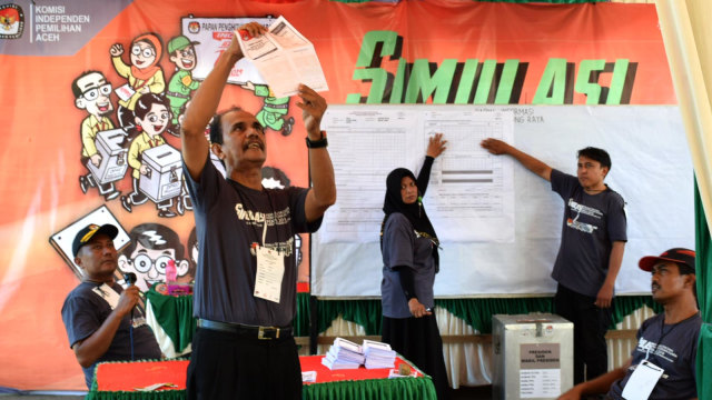 Simulasi pemungutan suara di Banda Aceh, Sabtu (6/4). Foto: Yudi