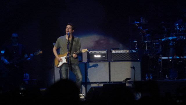 Penyanyi asal Amerika Serikat, John Mayer, menghibur penggemarnya dalam konser John Mayer Asia Tour 2019 di ICE BSD, Jumat (5/4). Foto: Fanny Kusumawardhani/kumparan