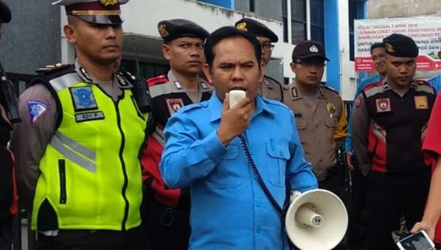 Dirut PDAM Jember Ady Setyawan saat menemui mahasiswa yang melakukan unjuk rasa, Senin (8/4) kemarin.