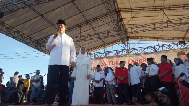 Gubernur Maluku Utara, KH Abdul Ghani Kasuba, saat memberikan orasi di Kampanye calon pasangan nomor urut 01, Joko Widodo-Ma'ruf Amin, di Lapangan Pelabuhan Perikanan Bastiong, Ternate, Minggu (7/4). (Foto: Rajif Duchlun/cermat)