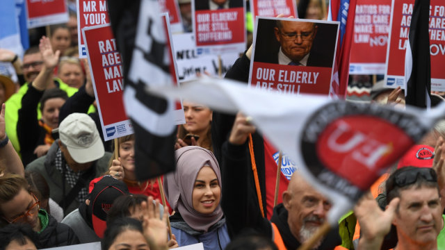 Sejumlah pekerja turun ke jalan tuntut kenaikan upah minimum di Melbourne, Australia. Foto: AFP/William WEST