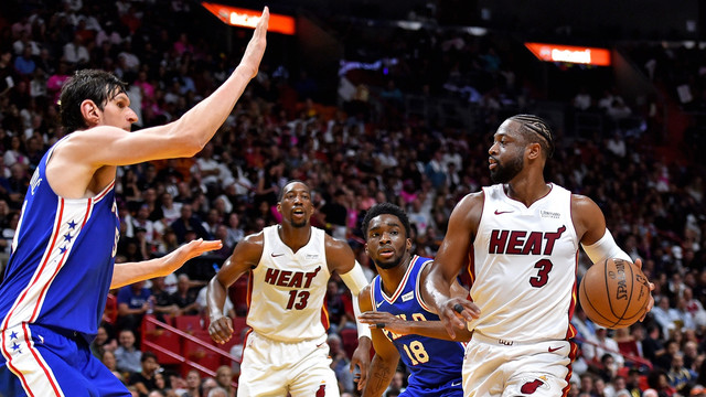 Guard veteran Heat, Dwyane Wade, diadang oleh center Philadelphia 76ers, Boban Marjanovic. Foto: Steve Mitchell-USA TODAY Sports via Reuters
