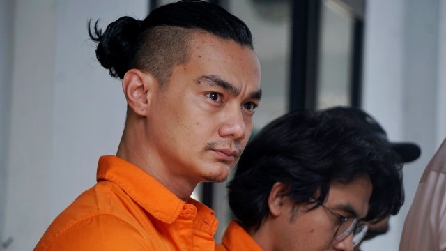 Artis FTV Agung Saga, tersangka penyalahgunaan narkotika saat konferensi pers di Polda Metro Jaya, Jakarta, Rabu (10/4). Foto: Irfan Adi Saputra/kumparan