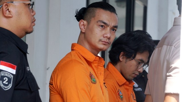 Artis FTV Agung Saga, tersangka penyalahgunaan narkotika saat konferensi pers di Polda Metro Jaya, Jakarta, Rabu (10/4). Foto: Irfan Adi Saputra/kumparan