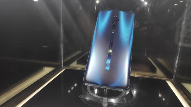 Bagian belakang Oppo Reno yang dipamerkan di Jakarta, pada Rabu (10/4). Foto: Jofie Yordan/kumparan