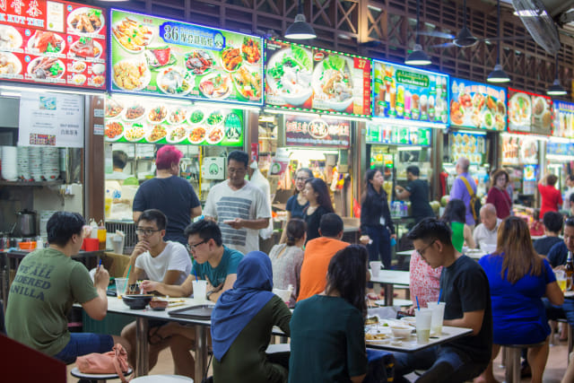 com-Newton Hawker Centre, salah satu hawker centre terkenal di Singapura. Di bawah satu atap, ragam budaya Singapura bertemu dan berfusi. Foto: Shutterstock