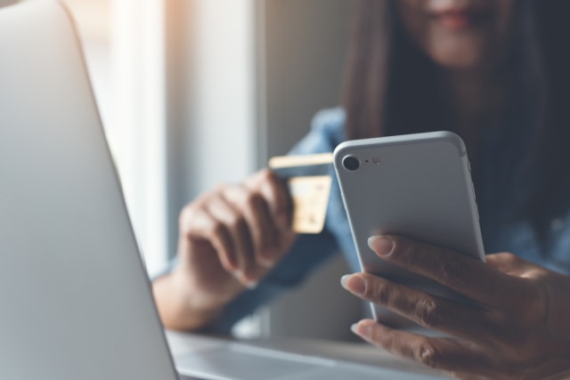 Ilustrasi menggunakan fintech di smartphone Foto: Shutterstock