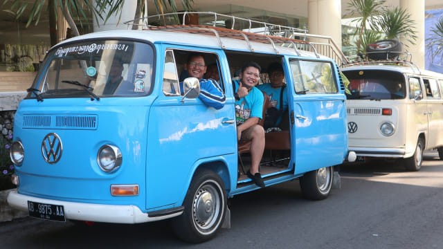Peserta memilih sendiri dan menaiki kendaraan VW klasik untuk bersafari Foto: Helinsa Rasputri/kumparan