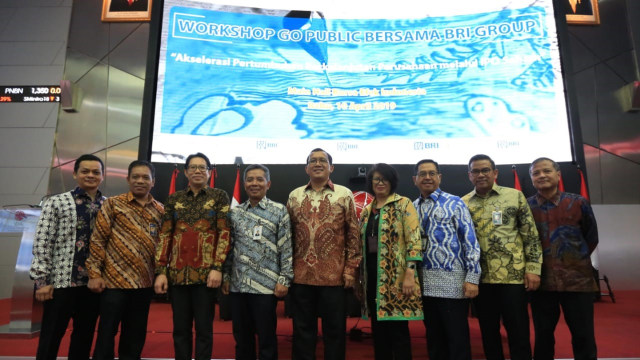 Jajaran direksi Bank BRI dan Perusahaan Bursa Efek Indonesia  berfoto bersama usai meresmikan Workshop Go Public Bersama BRI Group. Foto: Dok. BRI