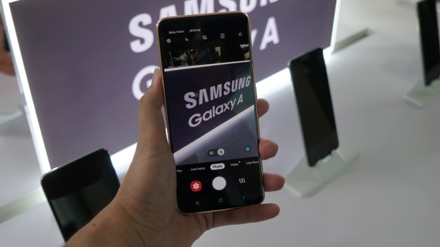Smartphone Samsung Galaxy A80. Foto: Bianda Ludwianto/kumparan