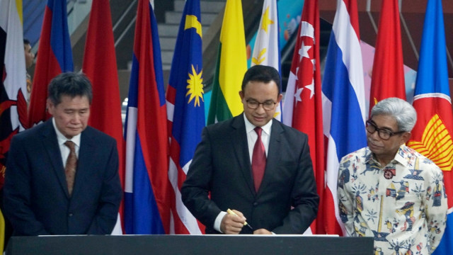 Gubernur DKI Jakarta Anies Baswedan (tengah) bersama Wakil Menteri Luar Negeri Republik Indonesia A.M. Fachir (kanan) dan Sekretaris Jenderal ASEAN, Lim Jock Hoi di peresmian Stasiun ASEAN MRT, Jakarta, Rabu (10/4). Foto: Irfan Adi Saputra/kumparan