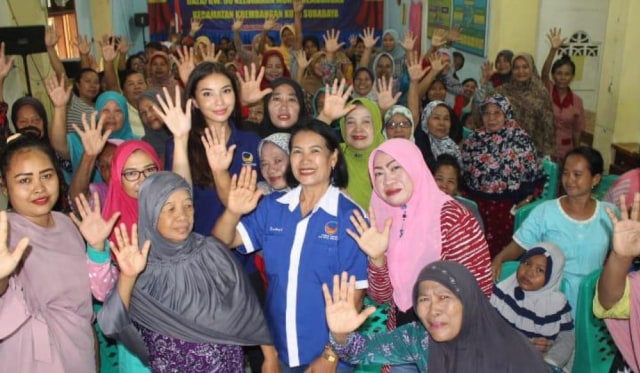 Kader Partai NasDem, Manohara Odelia Pinot saat bertemu warga di eks Lokalisasi Kremil, Surabaya