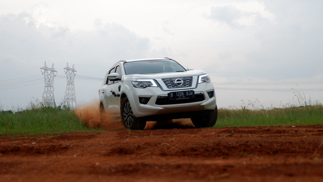SUV Nissan Terra yang sedang melakoni uji off-road Foto: Aditya Pratama Niagara/kumparanOTO