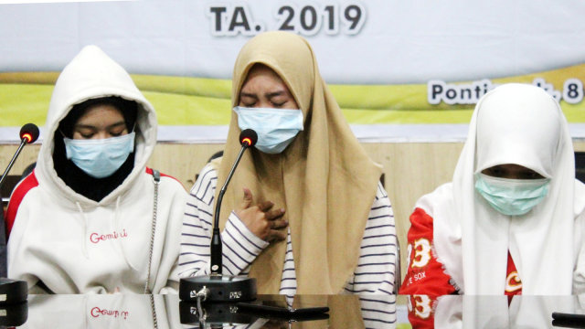 Tiga dari 12 siswi SMU yang diduga menjadi pelaku dan saksi dalam kasus penganiayaan siswi SMP berinisial AU (14) memberi keterangan saat jumpa pers di Mapolresta Pontianak. Foto: ANTARA FOTO/Jessica Helena Wuysang