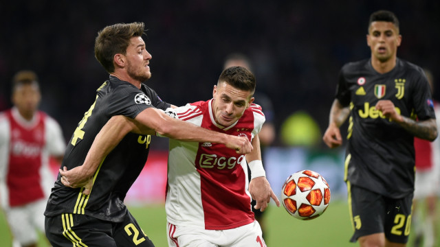 Daniele Rugani berusaha menghalangi Dusan Tadic. Foto: AFP/John Thys