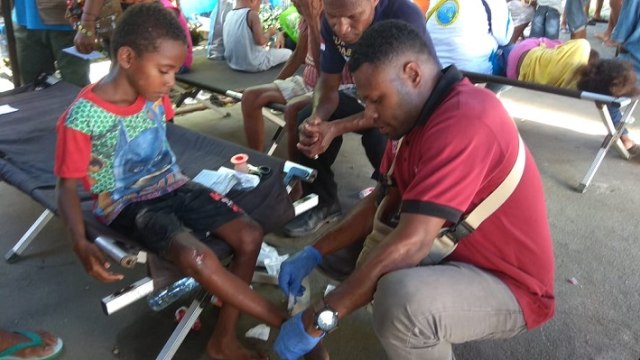 Pengobatan massal kepada pengungsi di Kampung Puay, Distrik Sentani Barat. (BumiPapua.com/Katharina)   Ki