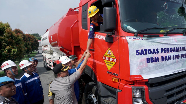 Pelepasan simbolis mobil tangki Pertamina untuk persiapan pengamanan distribusi BBM dan LPG pemilu 2019 di TBBM Jakarta Group, Plumpang, Jakarta, Kamis (11/4). Foto: Irfan Adi Saputra/kumparan