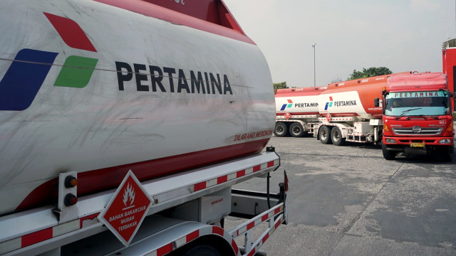 Sejumlah mobil tangki Pertamina di TBBM Jakarta Group, Plumpang, Jakarta, Kamis (11/4). Foto: Irfan Adi Saputra/kumparan