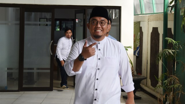 Koordinator Juru Bicara Badan Pemenangan Nasional (BPN) Prabowo-Sandiaga, Dahnil Azhar memberikan salam dua jari saat tiba di PN Jakarta Selatan. Foto: ANTARA FOTO/Muhammad Adimaja