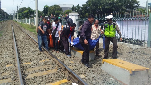 Proses evakuasi anggota yang tewas akibat Terobos Perlintasan Pasar Minggu. Foto: Agaton/kumparan
