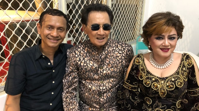 Mus Mulyadi (tengah) bersama istri (kanan) dan kerabatnya. Foto: Instagram/@erick_mus