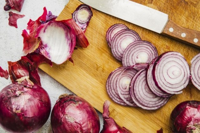 4 Tips Sederhana Agar Mata Tak Perih Saat Memotong Bawang Merah