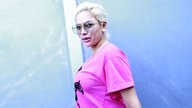 Artis Nikita Mirzani saat ditemui wartawan seusai mengisi acara di studio Trans Tv Jakarta. Foto: Ronny/Kumparan