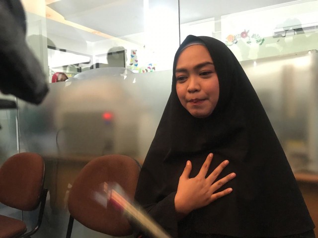 Ria Ricis, usai saat menjenguk siswi SMP yang menjadi korban tindak kekerasan sejumlah siswi SMA di RS Promedika Pontianak. Foto: Teri Bulat