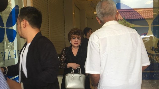 Istri mendiang Mus Mulyadi di rumah duka Dharmais. Foto: Giovanni/kumparan