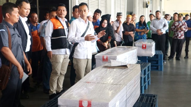 Penyerahan empat Jenazah korban kecelakaan bus di Malaysia oleh Balai Pelayanan Penempatan dan Perlindungan Tenaga Kerja Indonesia (BP3TKI) kepada keluarga di Terminal Cargo Bandara Internasional Kualanamu, Sumatera Utara. Foto: Rahmat Utomo/kumparan