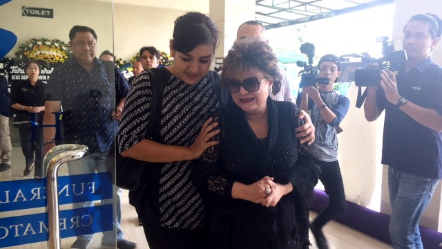 Istri almarhum Mus Mulyadi, Helen Sparingga (kanan), tiba di Rumah Duka Dharmais. Foto: Giovanni/kumparan