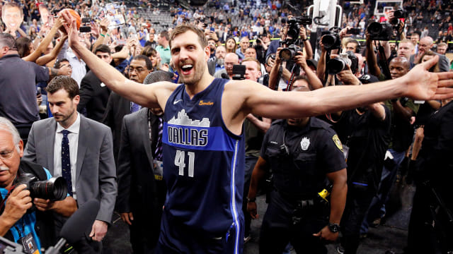 Laga NBA terakhir Dirk Nowitzki, melawan San Antonio Spurs. Foto: Soobum Im-USA TODAY Sports