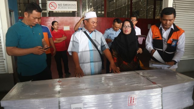 Zulkarnaen (kedua dari kiri) ayah dari Ayu saat menerima peti jenazah Ayu di Bandara Kualanamu, Deli Serdang, Sumatera Utara. Foto: Dok: Istimewa
