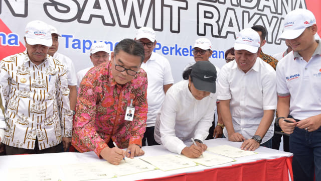 DIREKTUR Utama Bank Riau Kepri, Irvandi Gustari menandatangani MoU dengan Menteri BUMN, Rini Soemarno, disaksikan Gubernur Riau, Syamsuar, Kamis, 11 April 2019, di Desa Kumain, Tandung, Kabupaten Rokan Hulu, Riau. 