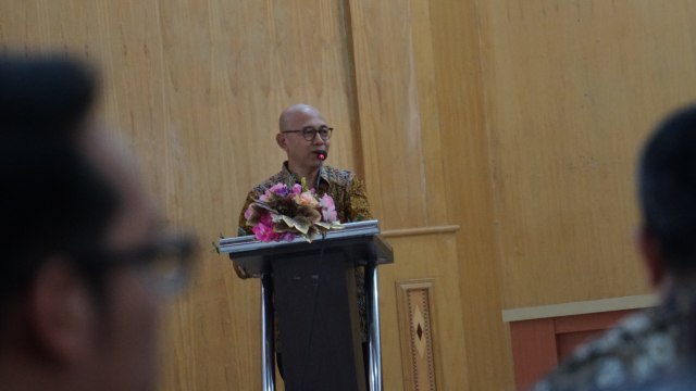 Direktur Sesdilu, Muhamad Aji Surya memberikan sambutan dan memperkenalkan para peserta diklat Sesdilu kepada Bupati Muara Bungo, Mashuri di kantor dinasnya. Foto: Jamal Ramadhan/kumparan