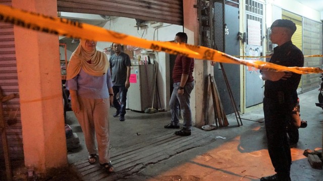 Polisi Diraja Malaysia (PDRM) Kajang bersama Relawan Prabowo - Sandi (PADI) Malaysia berjaga di lokasi penemuan surat suara Pemilu 2019 yang diduga sudah dicoblos di sebuah rumah toko Jalan Seksyen 2/11 Kajang Selangor, Kamis (11/4). Foto: ANTARA FOTO/Agus Setiawan
