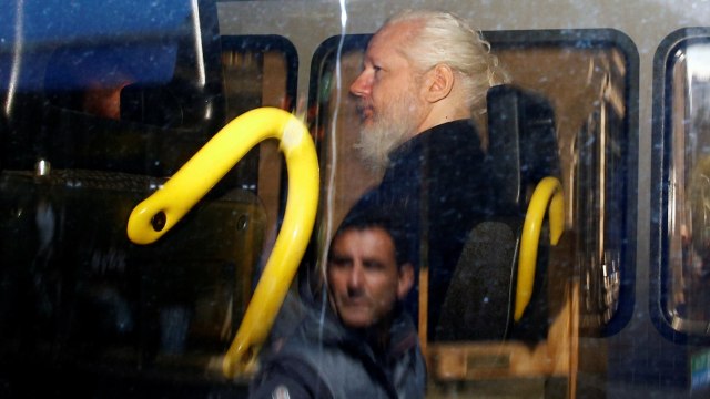 Pendiri WikiLeaks, Julian Assange, terlihat di mobil polisi setelah ditangkap oleh polisi Inggris. Foto: REUTERS / Henry Nicholls