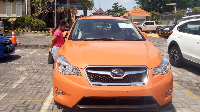 Seorang pengunjung sedang meilihat Mobil Subaru. Foto: Denita BR Matondang/kumparan