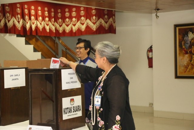 Dubes RI untuk Bangladesh Rina P. Soemarno menggunakan hak suaranya di TPS 01 Dhaka