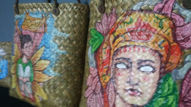 Lukisan unik di badan tas purun khas Jambi. Foto: Yovy Hasendra