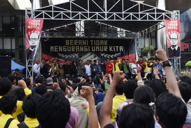 Ketua Wadah Pegawai KPK Yudi Purnomo (kedelapan kiri) bersama Penyidik KPK Novel Baswedan (tengah) dan tokoh masyarakat serta mahasiswa mendeklarasikan hari teror pemberantasan korupsi pada peringatan dua tahun kasus kekerasan yang menimpa Novel di depan gedung KPK, Jakarta, Kamis (11/4/2019). Peringatan yang dihadiri tokoh masyarakat, akademisi, masyarakat sipil, seniman, dan mahasiswa tersebut diisi dengan deklarasi lima tuntutan terhadap presiden agar menuntaskan kasus teror terhadap Novel, membentuk TGPF Independen, memerangi teror dan pelemahan terhadap KPK. ANTARA FOTO/Indrianto Eko Suwarso/aww.